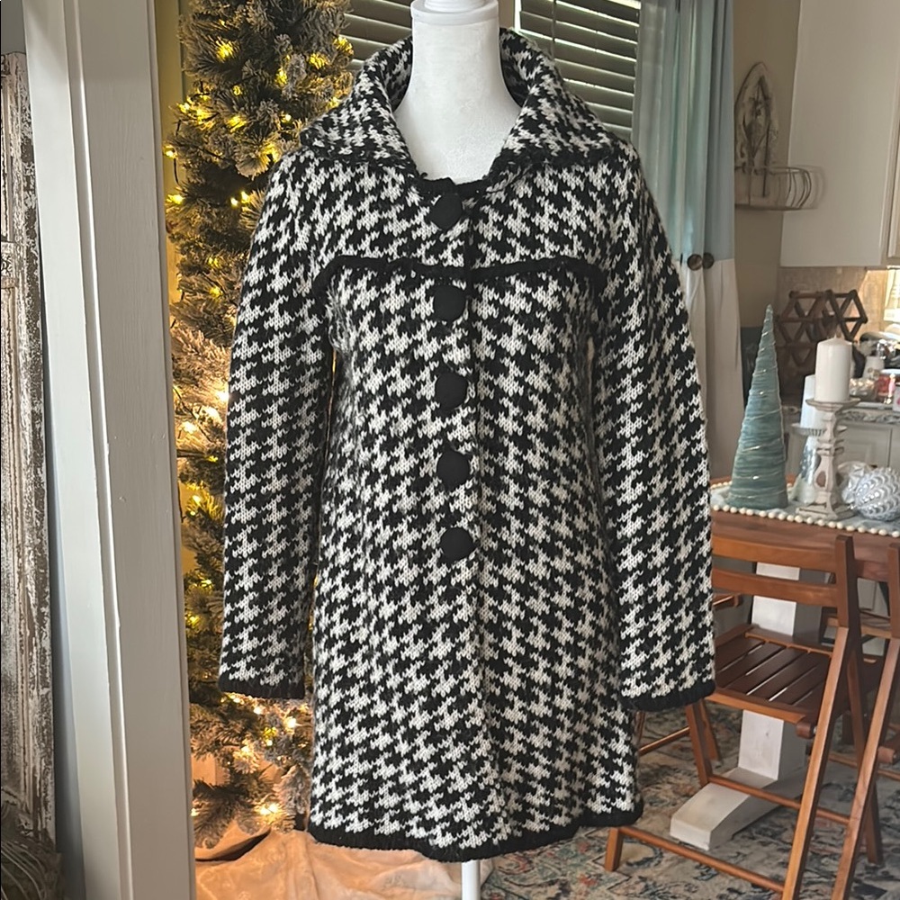 Chic Black and White Houndstooth Coat